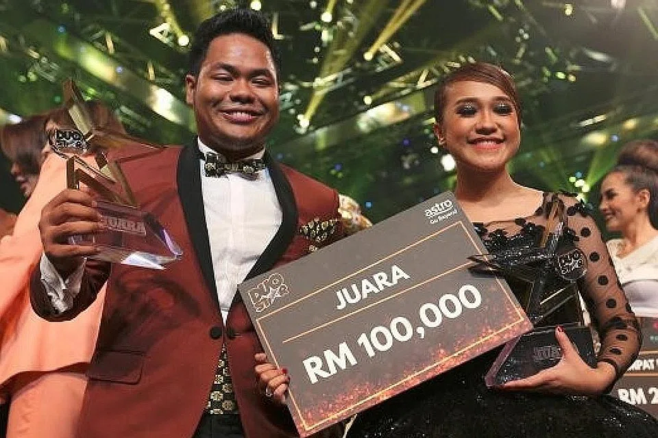 PASANGAN DUET TERBARU: Syamel dan Ernie dinobatkan sebagai juara program realiti, 'Duo Star', di stesen Astro Ria pada hujung minggu lalu. - Foto BERITA HARIAN MALAYSIA