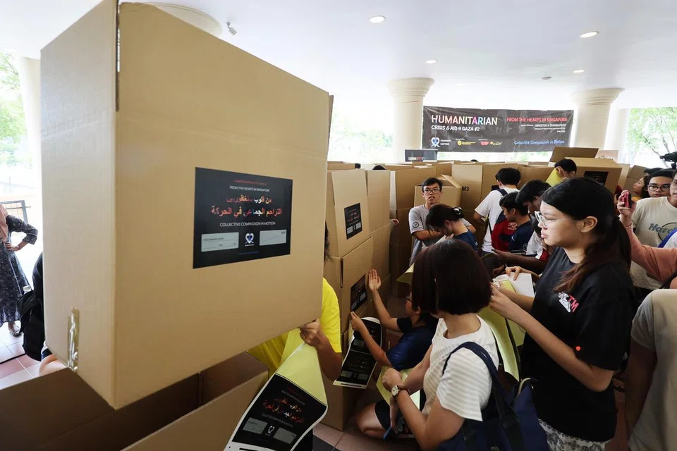 Para sukarelawan turun padang untuk menyediakan bantuan kemanusiaan buat warga Gaza pada 9 Mac anjuran Humanity Matters.