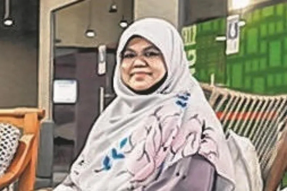 "Sebagai orang Islam pun, menghormati perasaan orang lain itu satu perkara yang penting. Tidak ada pun dalam sejarah kehidupan Nabi saw mengecilkan hati orang. Belum lagi menghina dan sebagainya, mengecilkan hati pun (tidak kerana) Nabi saw sangat menjaga perasaan. Apabila kita tak menjaga perasaan orang, kepercayaan itu akan hilang, jadi bagaimana orang nak menerima percakapan kita kalau pertama sekali kita sudah meletakkan tembok-tembok pemisahan tersebut.'' - Ustazah Kalthom (atas).