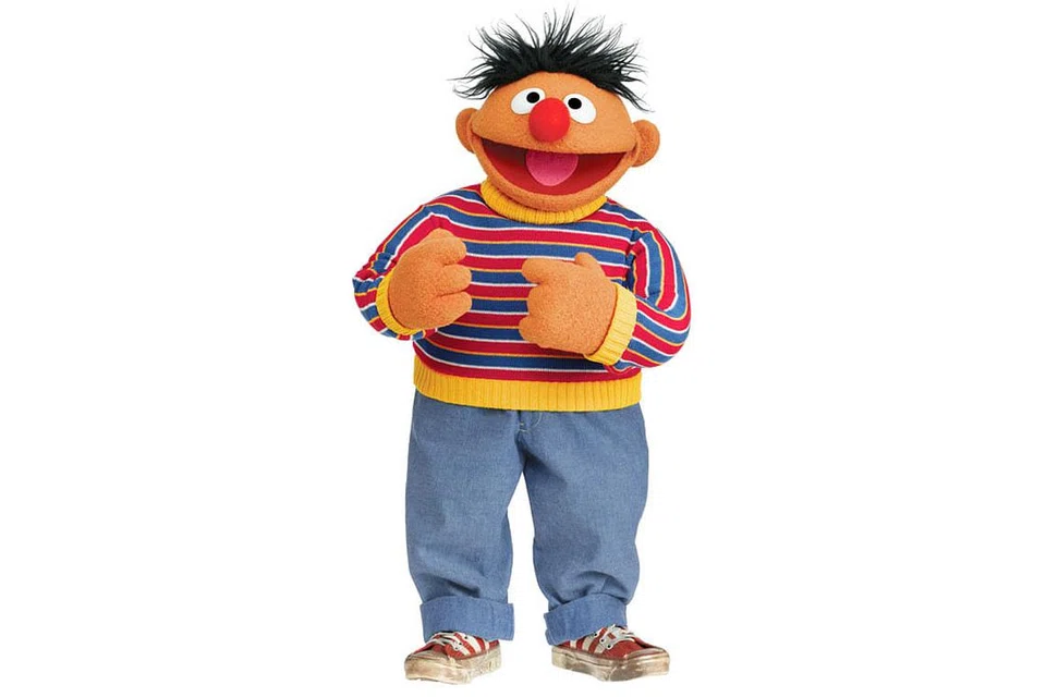 SUMBER PELBAGAI BAHASA: Hadi, nama watak yang dimainkan oleh pelakon Jordan, Rami Delshad, bergambar bersama Grover (Gargur dalam bahasa Arab) (kiri), Ma'zooza (tengah) and Basma (kanan) dari siri televisyen Sesame Street, di Dubai pada Januari lalu. - Foto-foto AFP dan SESAME WORKSHOP