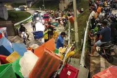 Orang ramai mengutip sotong dan ikan yang bertaburan di atas jalan selepas puluhan tong berisi hasil laut itu terjatuh akibat penghadang besi lori terbuka dalam kejadian di Jalan Kuala Selangor-Sungai Buloh berhampiran Kawasan Perindustrian Elmina, Sungai Pelong, malam tadi.