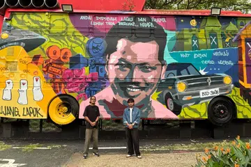 Mural menggambarkan potret seniman agung Allahyarham Tan Sri P. Ramlee hasil artis tempatan, Encik Muhammad Taufiq Rosle (kiri), dan mentinya, Encik Mohammed Salihan Wahid (kanan), terletak di Grange Road di Somerset yang juga tempat penggambaran salah satu adegan filem ‘Bujang Lapok’.