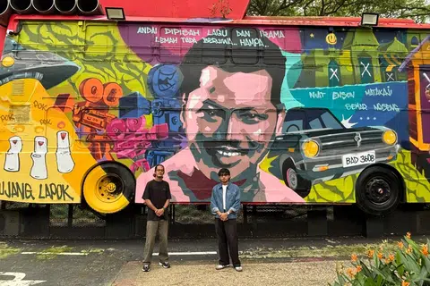 Mural menggambarkan potret seniman agung Allahyarham Tan Sri P. Ramlee hasil artis tempatan, Encik Muhammad Taufiq Rosle (kiri), dan mentinya, Encik Mohammed Salihan Wahid (kanan), terletak di Grange Road di Somerset yang juga tempat penggambaran salah satu adegan filem ‘Bujang Lapok’.