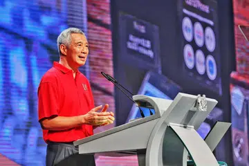 PERUBAHAN PENTING: Encik Lee Hsien Loong menggesa rakyat menyesuaikan diri dengan perubahan yang berlaku dalam ekonomi dengan merebut peluang menaik taraf kemahiran. - Foto BH oleh KELVIN LIM