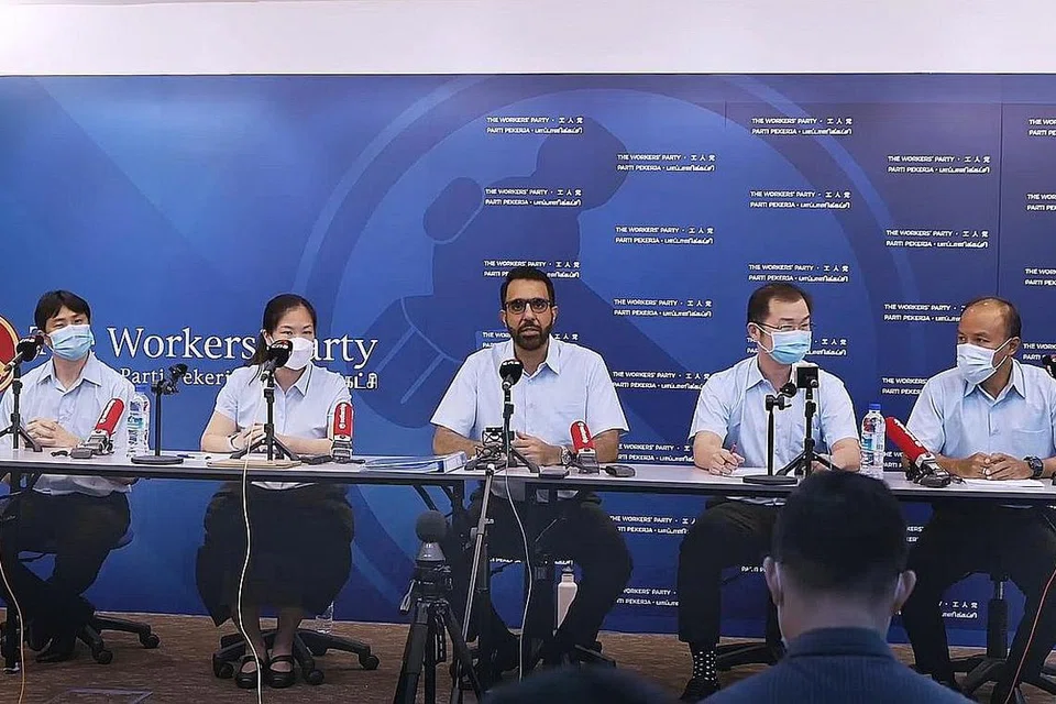 INSIDEN PEMECATAN: Pemimpin parti, Encik Pritam Singh (tengah) menukil insiden yang melibatkan Encik Yaw semasa sidang media parti itu minggu lalu untuk membezakan antara situasi tersebut dan insiden berkaitan Cik Raeesah Khan. - Foto fail 