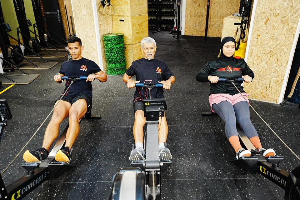 Encik Jumahat Wari (tengah), 71 tahun memupuk minat bersenam dalam anak-anaknya sejak kecil lagi. Bersama dalam gambar ialah anak bongsu,  Encik Muhammad Hafiz Jumahat (kiri), 39 tahun dan anak kedua, Cik Norliyana Jumahat (kanan), 42 tahun. 