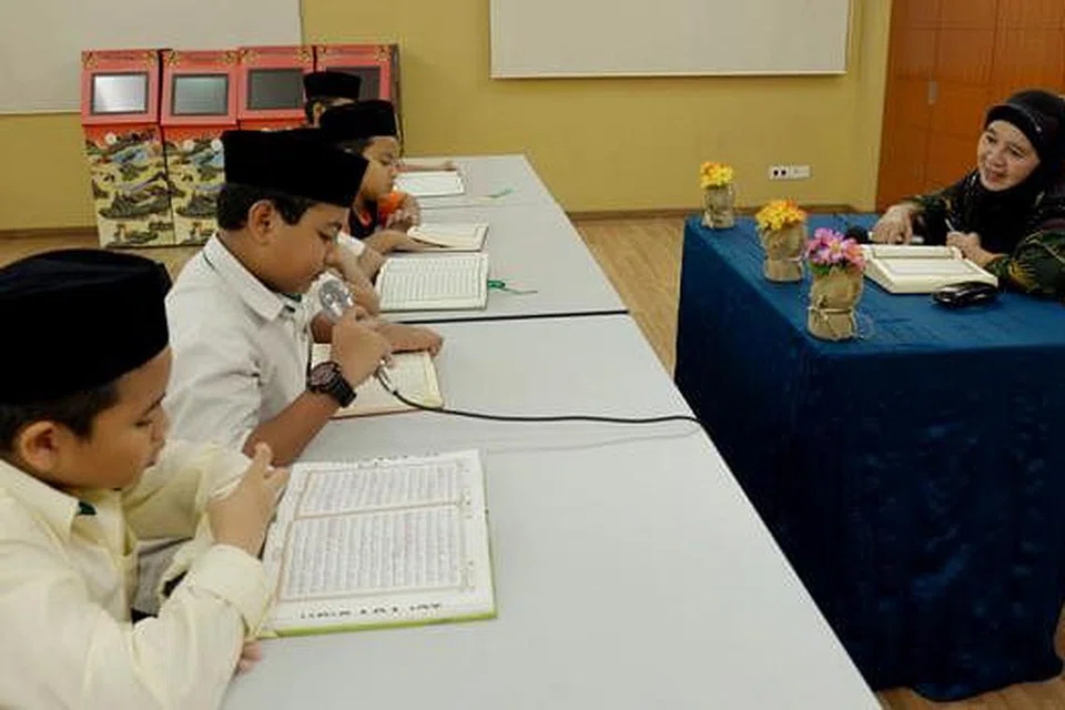 PAKAR LUAR NEGARA: Madrasah Al-Irsyad Al-Islamiah mendapatkan khidmat johan qariah tilawah sebanyak lapan kali iaitu Hajah Faridah Haji Mat Saman, dari Kelantan, Malaysia, membimbing sekumpulan pelajar sebagai persiapan untuk menyertai Majlis Tilawah dan Tahfiz Al-Quran (MTTQ) Kebangsaan Singapura 2014.