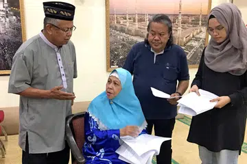 TIADA MASALAH BAWA WATAK SERIUS: Husin Saaban (kiri), penulis dan pengarah sketsa 'Air Mata Ibu', akan juga berlakon dalam drama menyentuh hati itu bersama Zaliha Hamid (berbaju biru), Alias Kadir dan Nursyafiqah Aziz. - Foto MASJID JAMIYAH AR RABITAH 