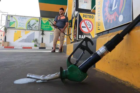 TIADA BEKALAN BAHAN API:  Seorang atendan menunjukkan stesen pam minyaknya di Rafah, selatan Gaza, telah kehabisan minyak. Pertubuhan Bangsa-Bangsa Bersatu (PBB) memberi amaran bahawa masalah ketiadaan bahan api itu boleh menyebabkan kerja-kerja bantuan kemanusiaan terhenti dalam masa 48 jam.