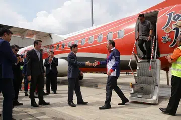 SAMBUT KETIBAAN: Menteri Pengangkutan Encik Khaw Boon Wan (kiri) menyambut ketibaan Menteri Pengangkutan Malaysia Encik Anthony Loke (kanan) yang tiba dari Subang menaiki pesawat Firefly. - Foto BH oleh KEVIN LIM.