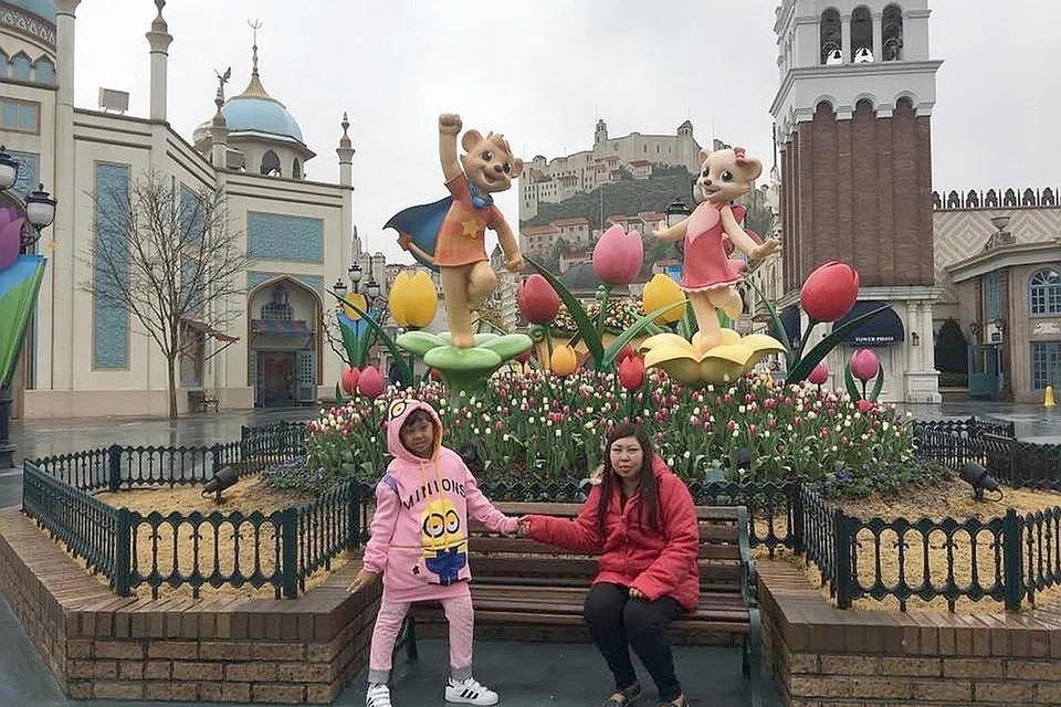 MERAKAM KENANGAN MANIS: Cik Norsidah dan anaknya, Melor, 10 tahun, di salah satu tempat daya tarikan di Seoul, Korea Selatan. - Foto ihsan NORSIDAH MOHAMAD NASIR