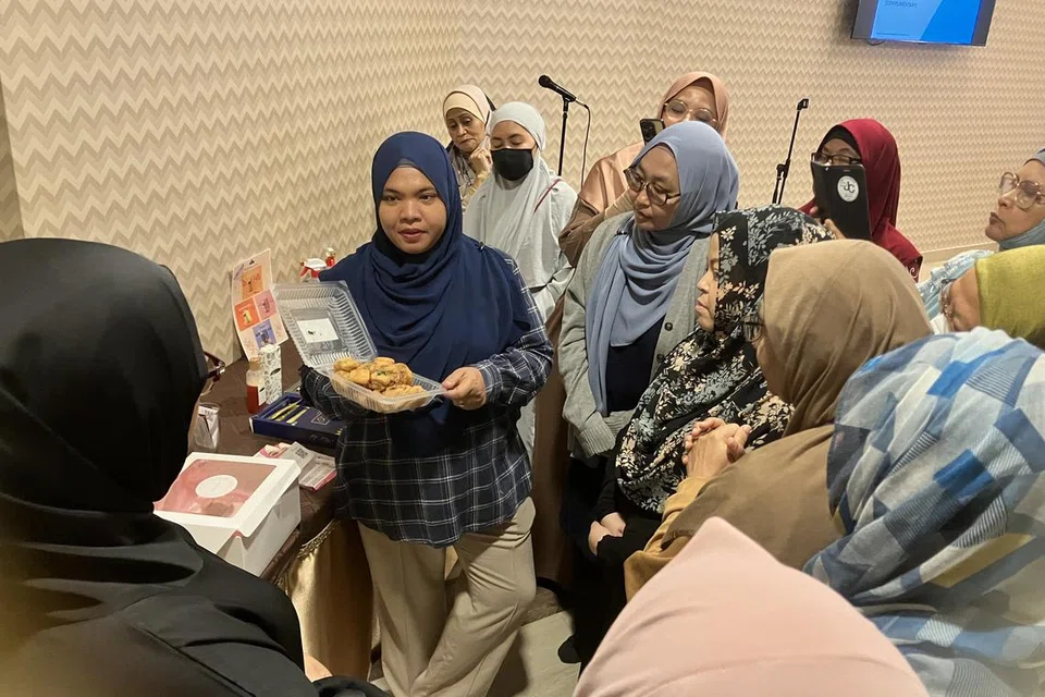 BERGILIR BELAJAR: Cik Siti Aminah Azman mengambil giliran untuk mencuba mempromosi produk kepada peserta lain.