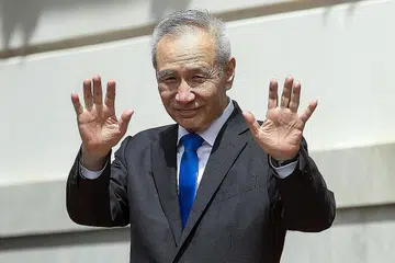 BINCANG KEPRIHATINAN BERSAMA: Encik Liu (atas) dan Dr Yellen semalam, telah bertukar-tukar pandangan. - Foto EPA-EFE,REUTERS