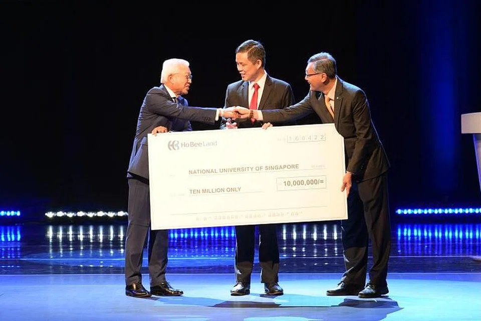 Pengasas dan Pengerusi Ho Bee Land Limited, Dr Chua Thian Poh (kanan), Encik Chan (tengah) dan presiden NUS Profesor Tan Eng Chye di pelancaran Teach Singapore pada 16 April. 
