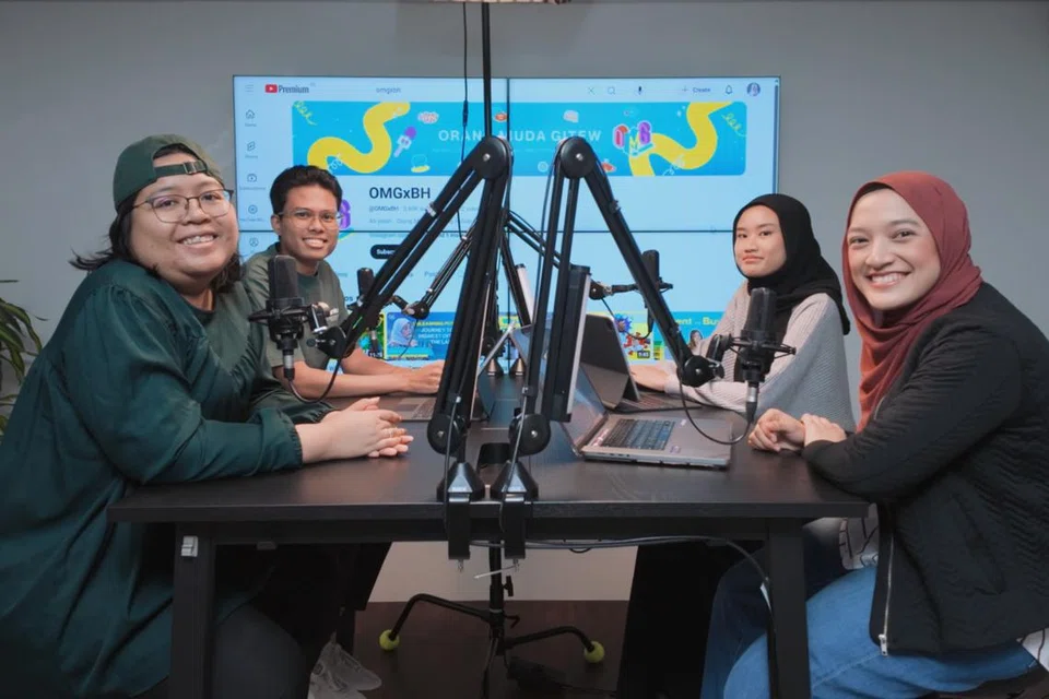 Kakitangan Berita Harian yang terdiri daripada anak muda, (dari kiri) penerbit media sosial OMGxBH, Cik Nur Sabrina Masri; wartawan video OMGxBH, Encik Putra Nur Haiqal Sallehuddin; penerbit media sosial, Cik Eva Adriana Azmi; dan penerbit podcast, Cik Natasha Mustafa, bertanggungjawab dalam mengendalikan pelbagai wadah penyampaian berita terkini.
