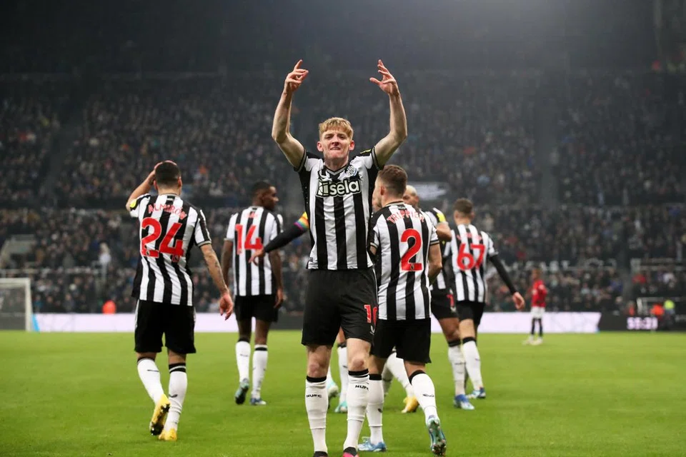 ATASI LAWAN: Pemain Newcastle Anthony Gordon meraikan  gol mengatasi  Manchester United baru-baru ini.