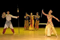 KERJASAMA: Para penari Sri Warisan Som Said Performing Arts dan kumpulan tarian kontemporari Cina Dance Ensemble Singapore bergabung mempersembahkan tarian-drama bertajuk 'Whispers from the Dragon's Teeth Gate'. - Foto BH oleh EDMOND WONG
