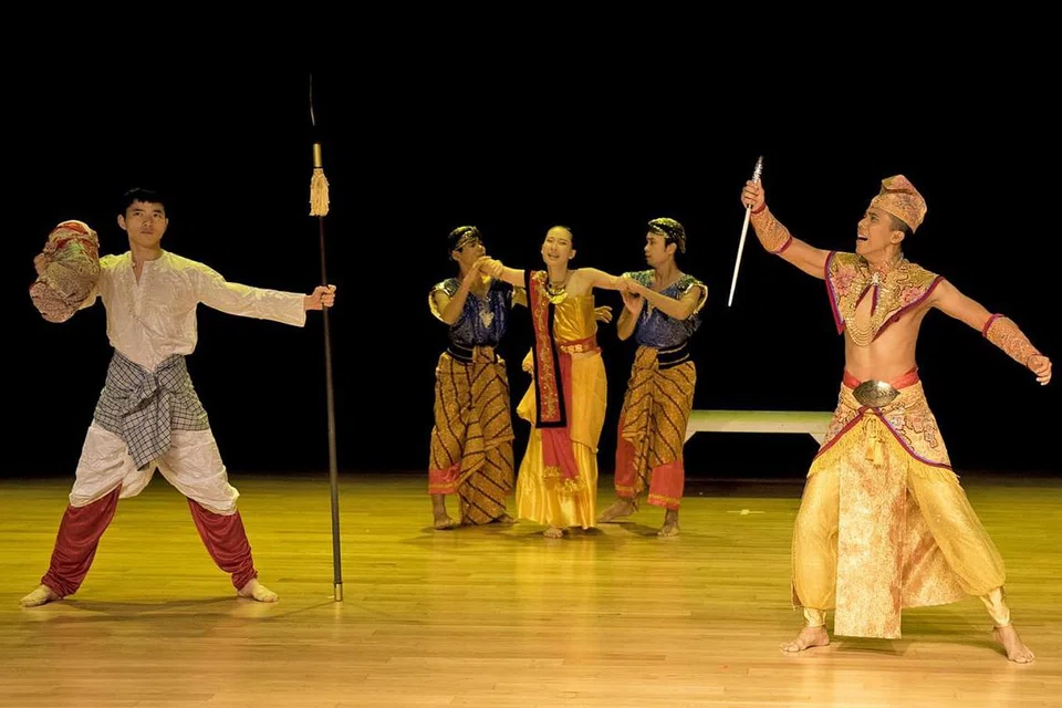 KERJASAMA: Para penari Sri Warisan Som Said Performing Arts dan kumpulan tarian kontemporari Cina Dance Ensemble Singapore bergabung mempersembahkan tarian-drama bertajuk 'Whispers from the Dragon's Teeth Gate'. - Foto BH oleh EDMOND WONG