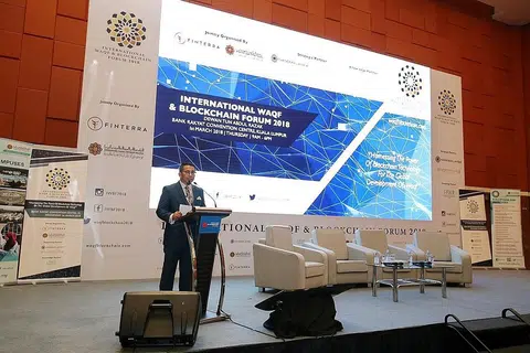 MENINGKATKAN NILAI WAKAF: Datuk Mazlan berucap di Forum Antarabangsa Wakaf dan Blockchain dianjurkan oleh Finterra di Kuala Lumpur baru-baru ini. - Foto FINTERRA