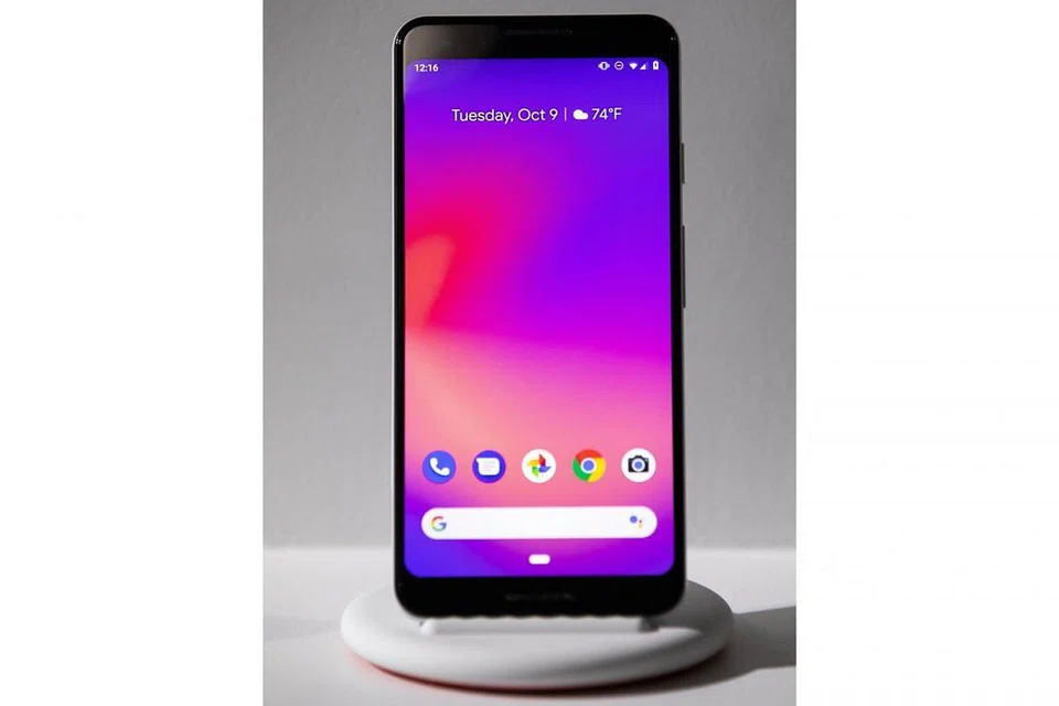 GOOGLE PIXEL 3: Telefon bijak ini dikuasai sistem memproses terkini Android 9 Pie dan dilengkapi dengan cip memproses Qualcomm Snapdragon 845 dengan daya ingatan RAM 4 GB. Skrinnya berukuruan 5.5 inci. Harga permulaan Google Pixel 3 ialah $1,249 (tanpa kontrak). - Foto GOOGLE 