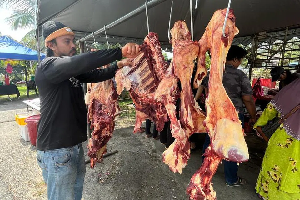 Peniaga daging lembu segar, Encik Shahfuannizam Zulkifly, 33 tahun, menjual satu tan daging segar bagi acara ‘mantai’ yang menjadi tradisi masyarakat Negeri Sembilan untuk menyambut kedatangan Ramadan.