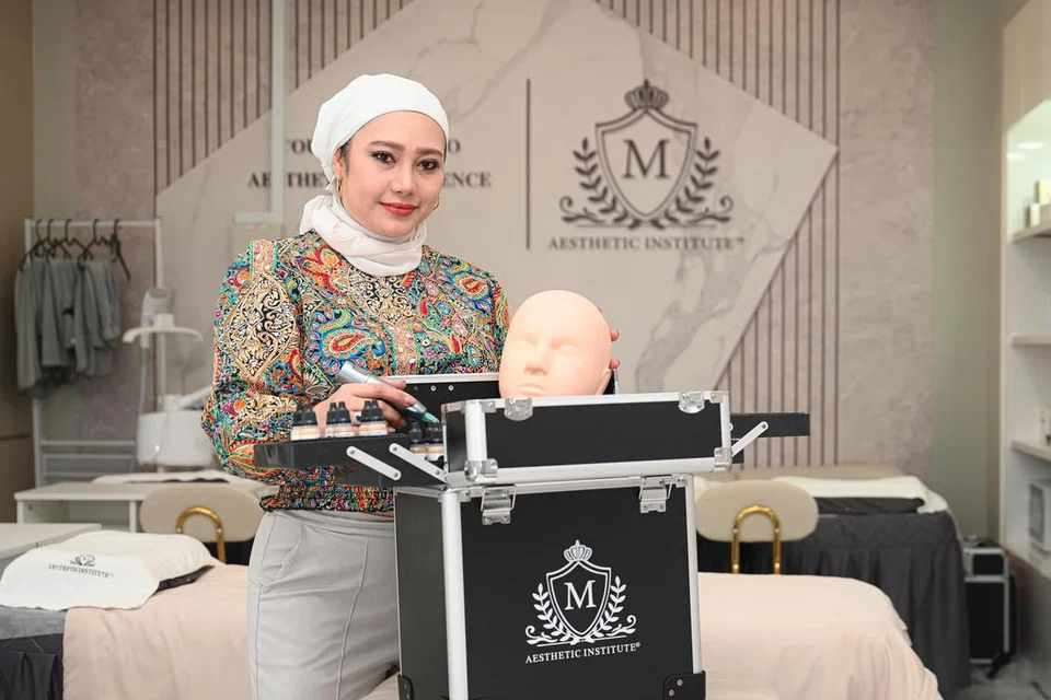 Cik Rosmawati Taib kini merupakan tenaga pengajar profesional di institut spa dan kecantikan, M Aesthetic Institute, di Temasek Boulevard, Suntec City. 