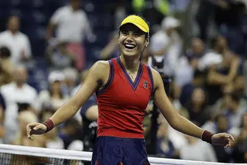 USIA MUDA BUKAN HALANGAN: Emma Raducanu (atas) dan Leylah Fernandez menjadi dua remaja pertama untuk mara ke final Grand Slam sejak Serena Williams dan Martina Hingis di Terbuka AS 1999. Raducanu dan Fernandez akan beraksi dalam final perseorangan wanita di Stadium Arthur Ashe hari ini. - Foto EPA-EFE
