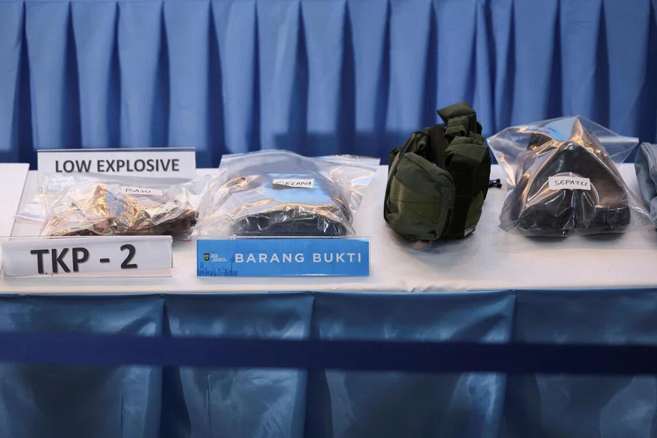 Bahan bukti diletakkan di atas meja semasa sidang media susulan letupan yang berlaku di masjid dalam kawasan kompleks sekolah ketika solat Jumaat 7 November lalu, di Ibu Pejabat Polis Jakarta, Indonesia, pada 11 November 2025. 
