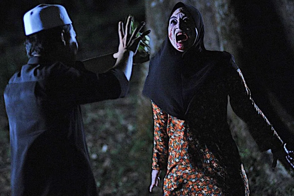 TUNTUT KEKUATAN JASMANI DAN MENTAL: Maya Karin (kanan) dalam babak rasukan yang dirakam sekitar dinihari akur pada ketegasan pengarah muda dan pelakon, Syamsul (kiri), yang meminta penghayatan tinggi daripadanya meskipun waktu itu beliau sudah terlalu penat berteriak penuh emosi. - Foto SKOP PRODUCTIONS