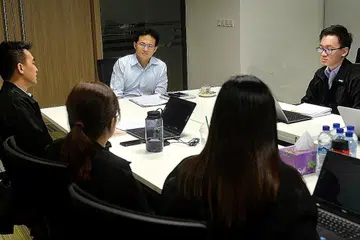 MANFAATKAN KEKUATAN CDC: Encik Desmond Choo (berbaju biru) bermesyuarat bersama pegawai CDC North East. Kekuatan CDC menyatukan orang ramai dan pelbagai pertubuhan harus dimanfaatkan, kata beliau. - Foto KHALID BABA