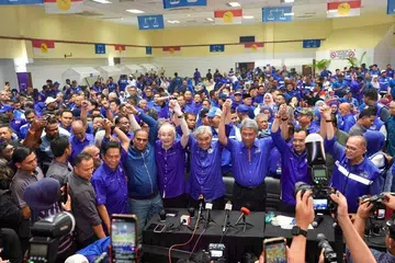 Pengerusi Barisan Nasional (BN), Datuk Seri Dr Ahmad Zahid Hamidi (empat dari kanan) bersama Timbalannya yang memenangi kerusi Dewan Undangan Negeri (DUN) Rantau, Datuk Seri Mohamad Hasan, meraikan kemenangan BN dalam Pilihan Raya Negeri (PRN) Negeri Sembilan ke-16 pada 1 Ogos.