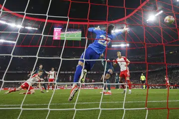Tandukan Joshua Kimmich (kiri) menewaskan penjaga gawang Arsenal, David Raya, memberi kemenangan kepada Bayern Munich.