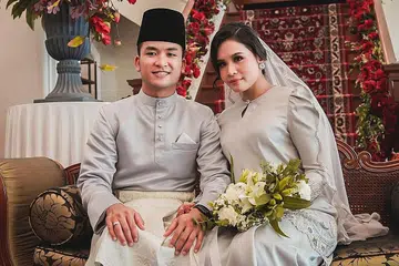 HARI BAHAGIA: Setelah menunda majlis pernikahan dan persandingan mereka selama tiga bulan, pelakon dan pengacara, Farhana M. Noor (kanan) selamat diijabkabulkan bersama penyanyi Norshafiq Ridzwan di Hotel InterContinental semalam. - Foto BM oleh NUR DIYANA TAHA