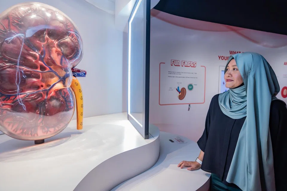 DEKATI MASYARAKAT: Cik Norazlina Wagiman, Eksekutif Kanan Unit Perhubungan dan Jangkauan, Yayasan Buah Pinggang Kebangsaan (NKF), menggalakkan orang ramai mengunjungi Pusat Teroka Buah Pinggang NKF di Kim Keat Road.
