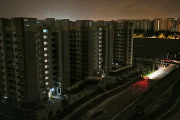 APABILA BEKALAN ELEKTRIK TERPUTUS: Blok 119A Canberra Crescent di Sembawang ini kegelapan pada 18 September lalu. Ia antara kawasan perumahan yang terjejas akibat bekalan elektrik yang terputus pada hari itu. - Foto fail