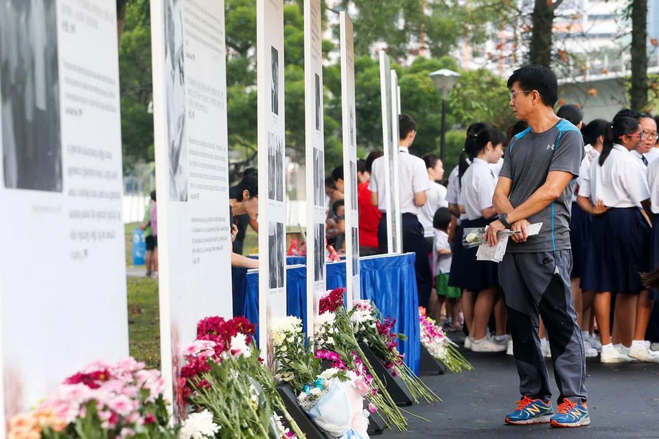 ACARA DI SERATA PULAU - MENANAM POKOK: Acara menanam pokok di Taman Tasik Jurong. - Foto THE STRAITS TIMES