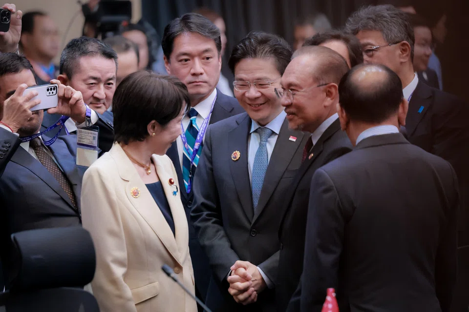 Perdana Menteri Lawrence Wong (dua dari kiri) bertemu Perdana Menteri Jepun, Cik Sanae Takaich (kiri), dan Perdana Menteri Malaysia, Datuk Seri Anwar Ibrahim (dua dari kanan), di Sidang Kemuncak Asean ke-47 di Kuala Lumpur, Malaysia pada 26 Oktober.