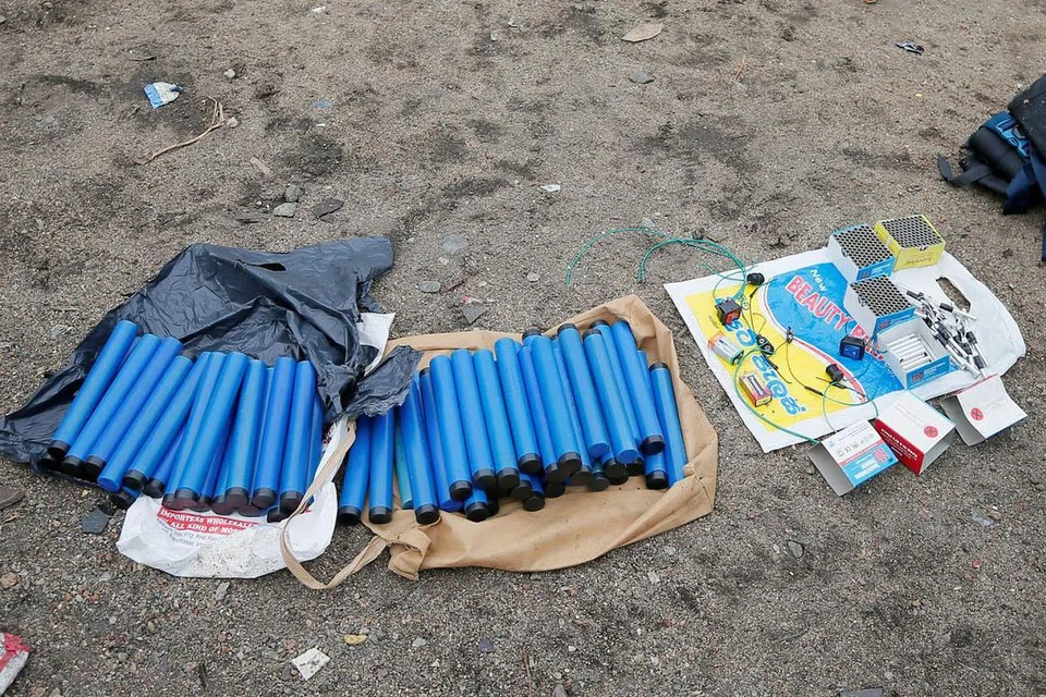 BAHAN BUKTI: Bahan letupan dan lain-lain peralatan ditemui di tapak kejadian tembak-menembak antara pihak keselamatan dengan pengganas di Kalmunai, bahagian timur Sri Lanka. - Foto REUTERS