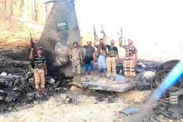 Anggota Houthi berdiri di hadapan serpihan yang didakwa kumpulan itu sebagai pesawat pejuang Saudi yang ditembak jatuh di Yaman, dalam rakaman video yang dikeluarkan pada 16 September 2026. Houthi mendakwa menembak jatuh sebuah pesawat F-15 Saudi berhampiran Marib, ketika pertempuran antara kedua-dua pihak semakin memuncak susulan serangan udara Riyadh ke atas beberapa wilayah di Yaman. Dakwaan Houthi mengenai pesawat itu belum dapat disahkan secara bebas.