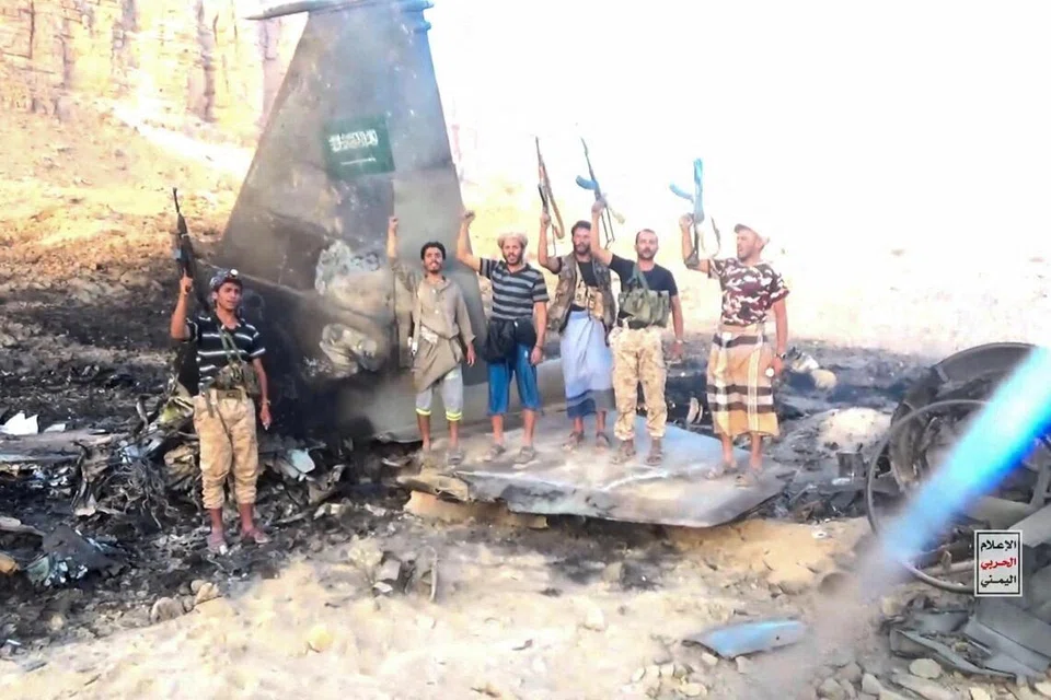 Anggota Houthi berdiri di hadapan serpihan yang didakwa kumpulan itu sebagai pesawat pejuang Saudi yang ditembak jatuh di Yaman, dalam rakaman video yang dikeluarkan pada 16 September 2026. Houthi mendakwa menembak jatuh sebuah pesawat F-15 Saudi berhampiran Marib, ketika pertempuran antara kedua-dua pihak semakin memuncak susulan serangan udara Riyadh ke atas beberapa wilayah di Yaman. Dakwaan Houthi mengenai pesawat itu belum dapat disahkan secara bebas.