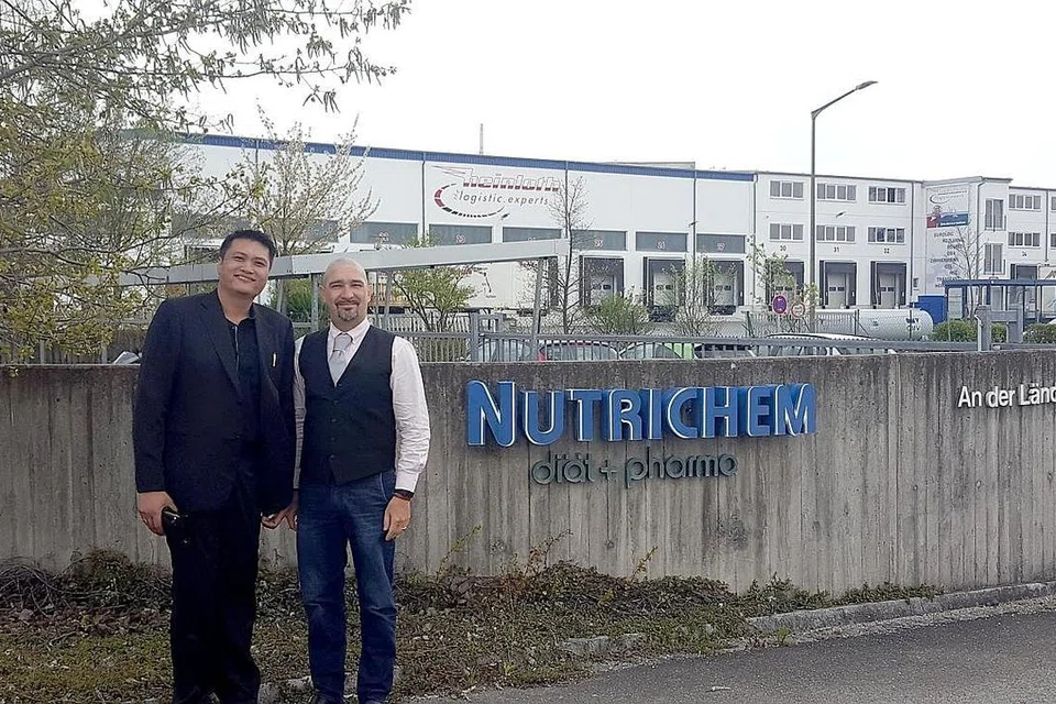 TEROKA PELUANG PERNIAGAAN: Encik Fazil (kiri) bersama Encik Christian Brixi Pengarah Kewangan dan Operasi PM International Headquarters Asia Pacific Pte Ltd, di kilang milik firmanya di Roth, Jerman. - Foto SIMPLYHALAL INTERNATIONAL