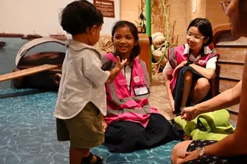 BELAJAR KEMAHIRAN: Antara kemahiran yang Nur Jannah Noor Firdaus (dua dari kiri), pelajari adalah cara berkomunikasi dengan berkesan dan bersabar apabila membimbing kanak-kanak prasekolah.