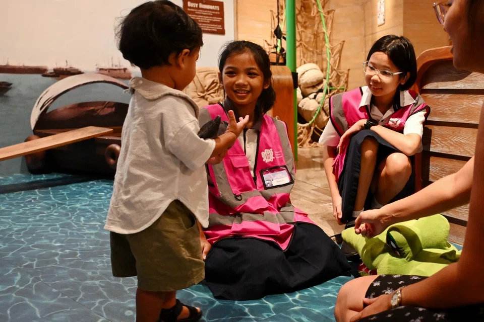 BELAJAR KEMAHIRAN: Antara kemahiran yang Nur Jannah Noor Firdaus (dua dari kiri), pelajari adalah cara berkomunikasi dengan berkesan dan bersabar apabila membimbing kanak-kanak prasekolah.