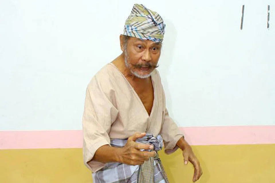 A. Galak membawa watak Pak Malau dalam pementasan ‘Sri Mersing 2’ di Johor pada 2011.