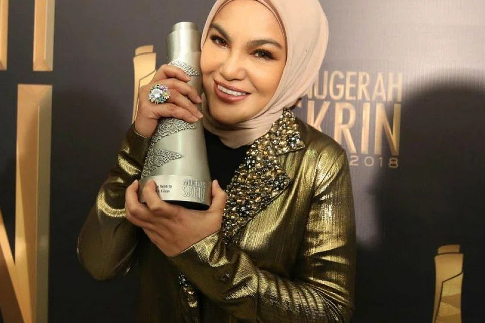 BAKAT DIIKTIRAF: Datin Seri Umie Aida memenangi Pelakon Wanita Terbaik.