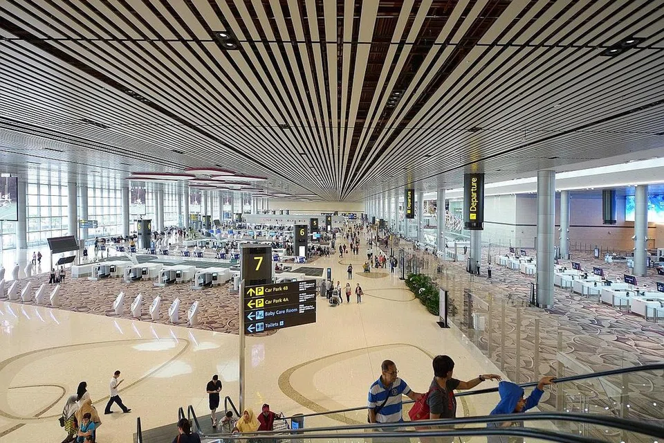 LUAS DAN SELESA: Inilah dewan pelepasan T4 yang baru yang lebih luas bagi keselesaan penumpang. Beroperasi sejak penghujung Oktober lalu, T4 telah menguruskan sekitar 6 juta penumpang sejauh ini. - Foto fail 