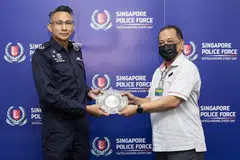 ANUGERAH: Encik Mohamed Tahar Manaf (kanan) menerima Anugerah Kerjasama Masyarakat daripada Timbalan Penolong Pesuruhjaya (DAC) Masagoes Idris Hussain. - Foto SPF