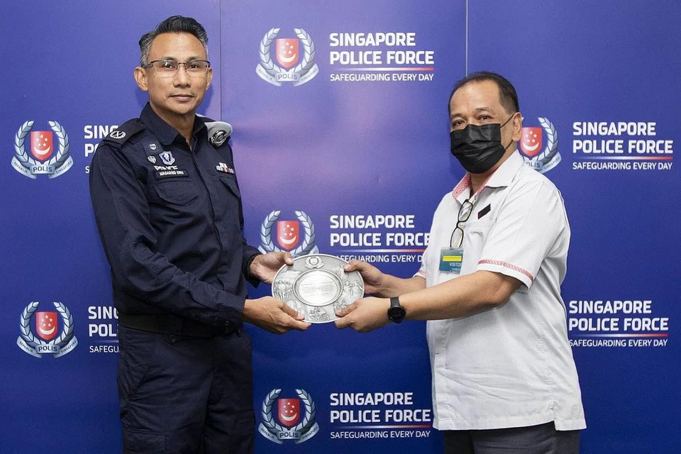 ANUGERAH: Encik Mohamed Tahar Manaf (kanan) menerima Anugerah Kerjasama Masyarakat daripada Timbalan Penolong Pesuruhjaya (DAC) Masagoes Idris Hussain. - Foto SPF