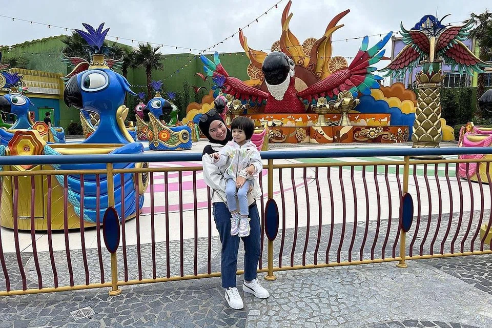 BERCUTI BERSAMA ANAK KECIL: Gambar penulis bercuti bersama anaknya ke Genting Highlands baru-baru ini. - Foto ihsan SITI AISYAH NORDIN