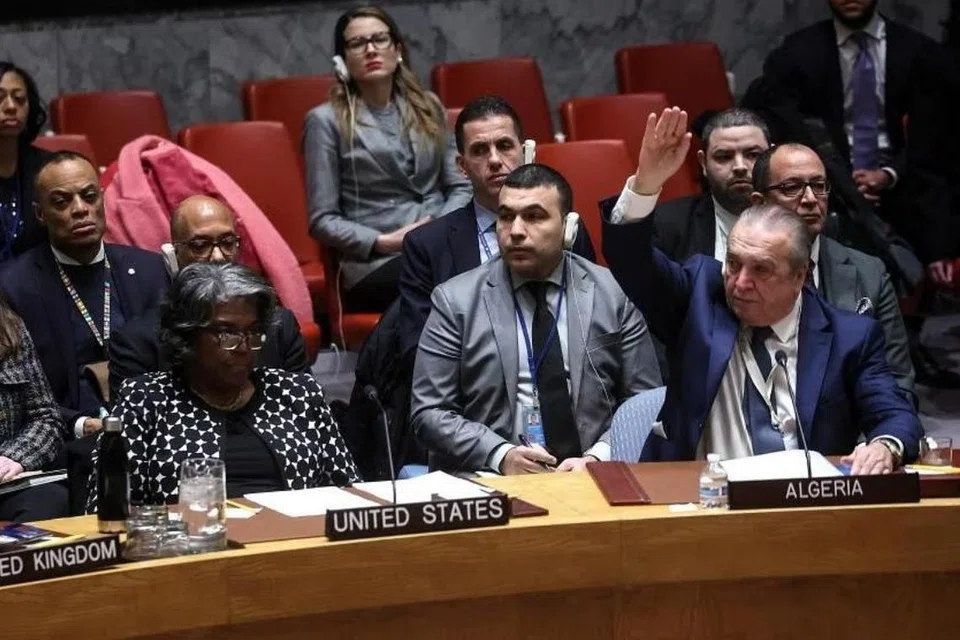 Duta Besar Algeria ke PBB, Encik Amar Bendjama, mengundi menyokong draf ketetapan Majlis Keselamatan Pertubuhan Bangsa-Bangsa Bersatu mengenai perang Israel-Hamas yang dihalang oleh Amerika Syarikat.